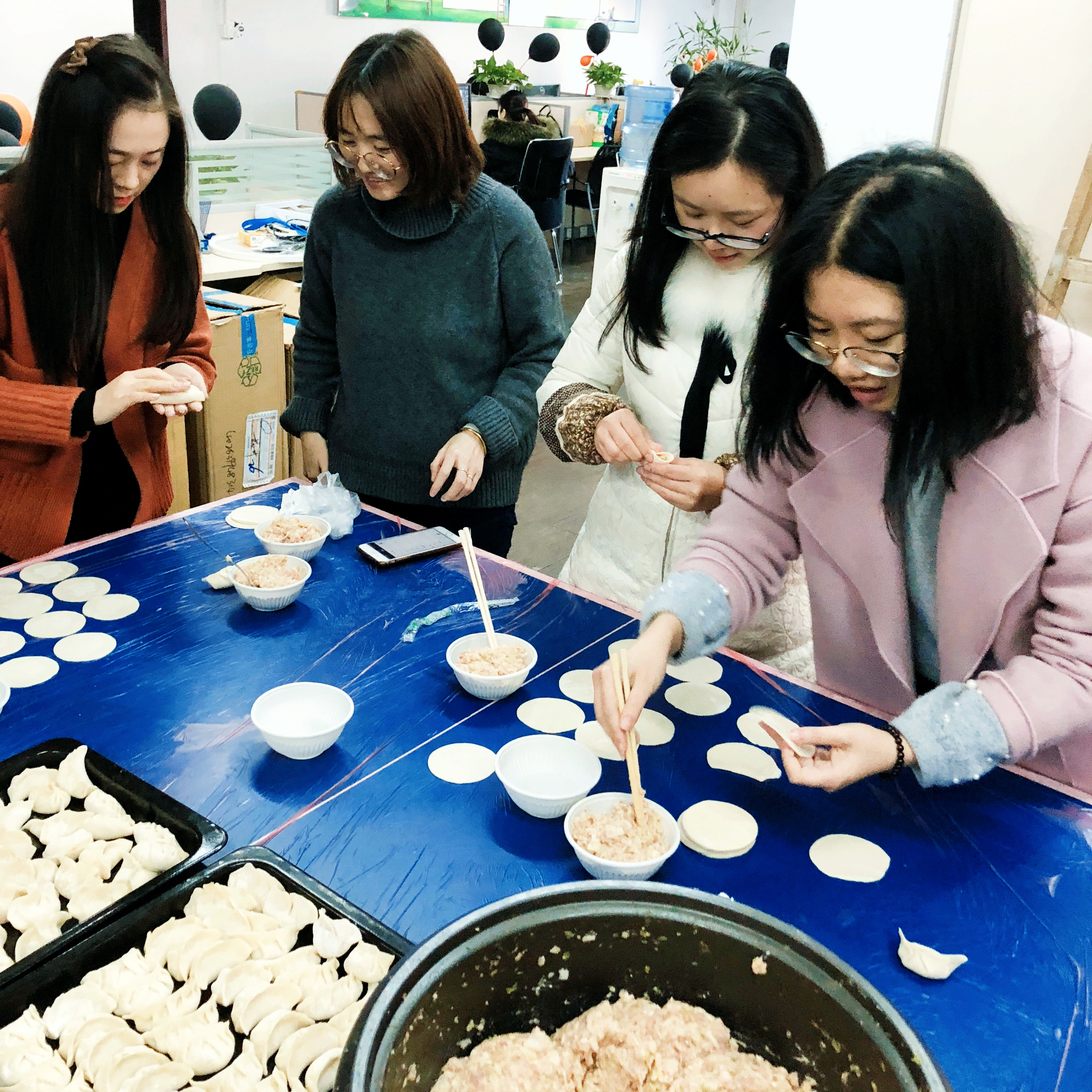 过节这件事，嗯，我们向来很(hěn)认真。